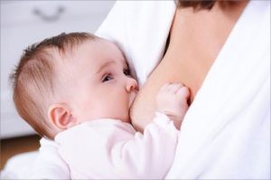 Sữa mẹ là nguồn dinh dưỡng cho bé
